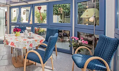 Wintergarten mit Sitzbereich.