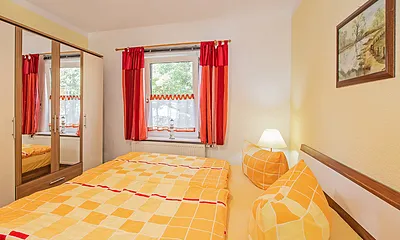 Schlafzimmer mit Blick auf den Schrank.