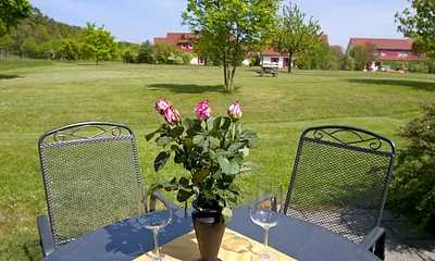 Die Terrasse mit einer großen Wiese davor
