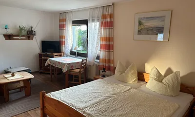 Wohnzimmer mit Doppelbett