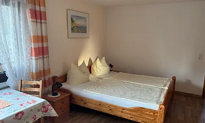 Doppelbett im Wohnraum