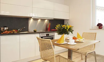 intergrierte Küchenzeile und Eßplatz