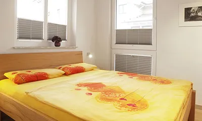 Schlafzimmer mit Doppelbett