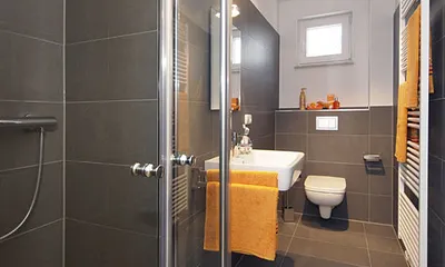 modernes Bad mit Dusche und Fenster