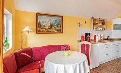 Essbereich mit Blick in die Küche.