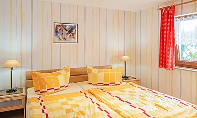 Schlafbereich mit Doppelbett.