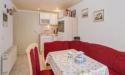 Essbereich mit Blick in die Küche.