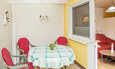 Terrasse mit Sitzbereich.