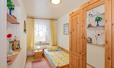 Kleines Schlafzimmer mit Doppelbett.