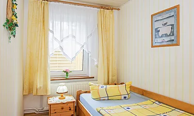 Schlafzimmer mit Einzelbett.