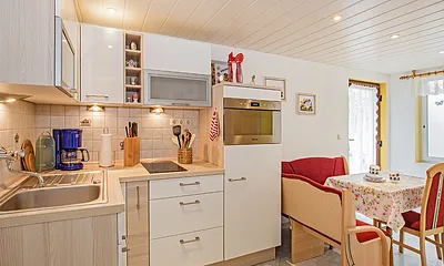 Küche mit Blick auf den Essbereich.