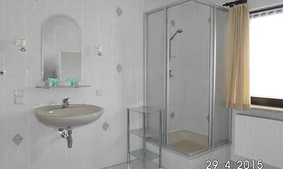 großes Bad mit Dusche und Badewanne