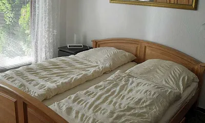 Schlafzimmer mit Doppelbett