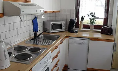 separate Küche mit Geschirrspülmaschine ...