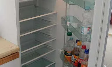 Kühl-Gefrier-Schrank, komplett eingerichtet