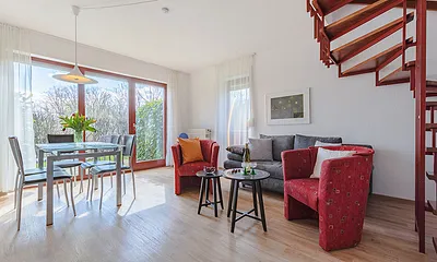 Sitzgruppe mit Esstisch im Hintergrund