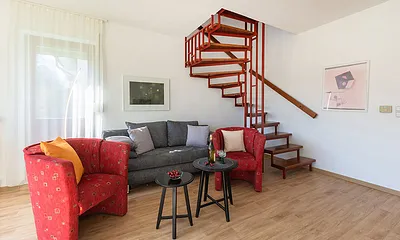 Sitzgruppe mit Treppe zum Obergeschoss