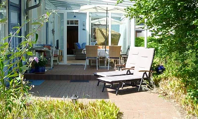 Überdachte Terrasse im Grünen und Liegen