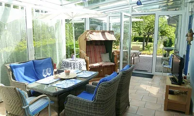 Großer Wintergarten mit Strandkorb inmitten einer idyllischen Umgebung auf 1300m² Grundstück