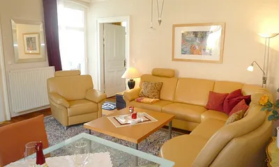 Wohnzimmer, stilvolles Ambiente, mit Zugang zum Wintergarten