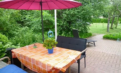 Überdachte Terrasse im Grünen, Platz für Ruhe und Erholung