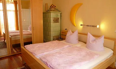 Exklusives Schlafzimmer in Ahorn mit komfortablem Doppelbett und großem Schrank