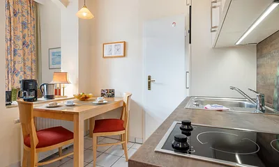 Die Küchenzeile bietet Ihnen 2-PlattenCeranfeld, Kaffeemaschine, Wasserkocher  ...