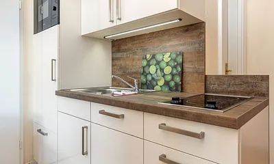 ... Toaster, Mikrowelle mit Grillfunktion, Geschirrspüler und Kühlschrank mit Gefrierfach.