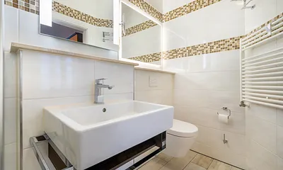 ... Dusche, WC und Handtuchtrockner.