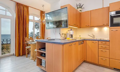 Die Küchenzeile ist komplett ausgestattet ...