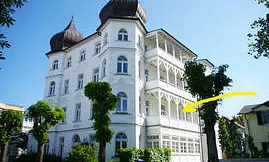 Der Pfeil weist auf Ihren Balkon in der Villa Metropol.