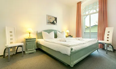 Hier ein Blick in das Schlafzimmer mit großem Kleiderschrank und Austritt zum Balkon.