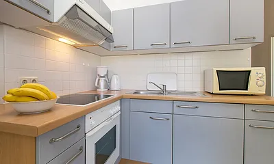 Die Küche ist komplett ausgestattet mit Geschirrspülmaschine, Kühl-Gefrier-Kombination, Backofen etc.