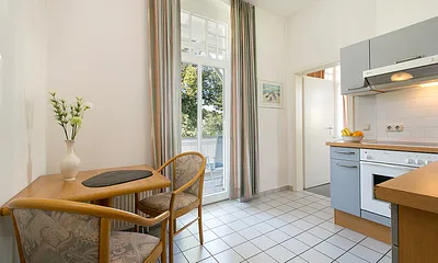 Tisch und Stuhl sind nicht mehr in der Küche. An dem Platz steht nun die Kühl-Gefrierkombination.