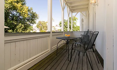 Der große Balkon ist nach Westen ausgerichtet und bequem möbliert.