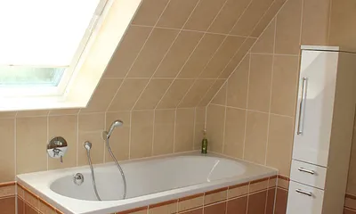 Großes Bad mit Wanne, Dusche, WC