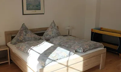 Schlafzimmer mit Balkon, Kinderreisebett begehbarer Kleiderschrank