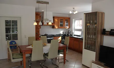 großer Eßtisch, Blick zur Küche