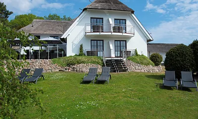 Sonnenliegen im Garten, mit Blick auf den Selliner See