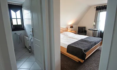 Blick von Ihrem Flur ins Zimmer sowie in das Bad