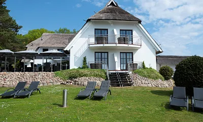 Garten mit Liegen, mit direktem Blick auf den Selliner See