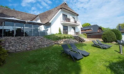 Garten mit Liegen zum Sonnen und Relaxen, mit Blick auf den Selliner See