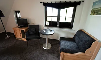 Sitzgruppe, Minibar sowie zusätzliche Aufbettungsmöglichkeit (Schlafsessel)