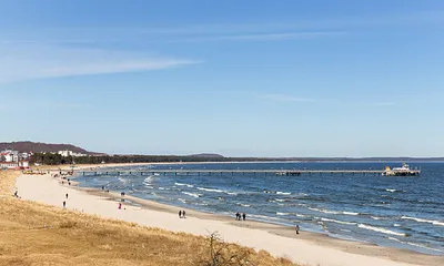 Fanny`s Meerblick erstreckt sich weithin über die Bucht, über Seebrücke und Kreidefelsen von Saßnitz.