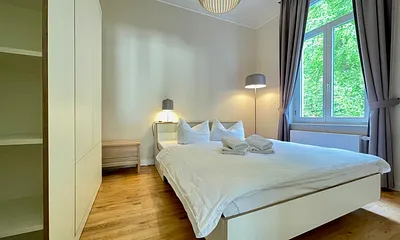 Das Schlafzimmer bietet ein komfortables Doppelbett und einen großen Kleiderschrank.
