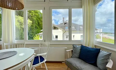 Hier der Blick in die Loggia mit Eßplatz und Meerblick. WLAN ist in der Fewo kostenfrei verfügbar.