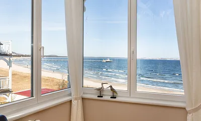 Schon beim entspannten Frühstück genießen Sie den Blick aufs Meer!