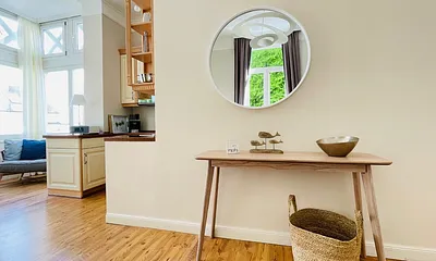 Hier der Blick Richtung Küchenzeile und Meer.