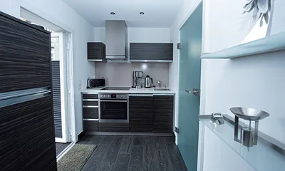 Blick in den Küchenbereich, mit moderner Einbauküche