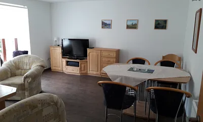 Wohzimmer mit Esstisch